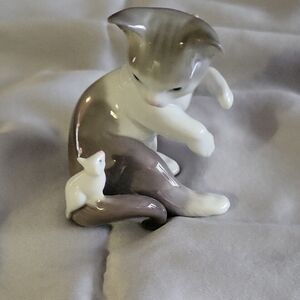 Lladro Porcelain Cat in Elegant Gray and White